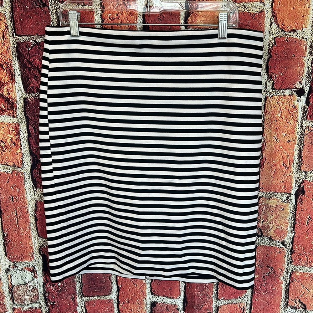 White House Black Market women’s black and white striped mini skirt size 12